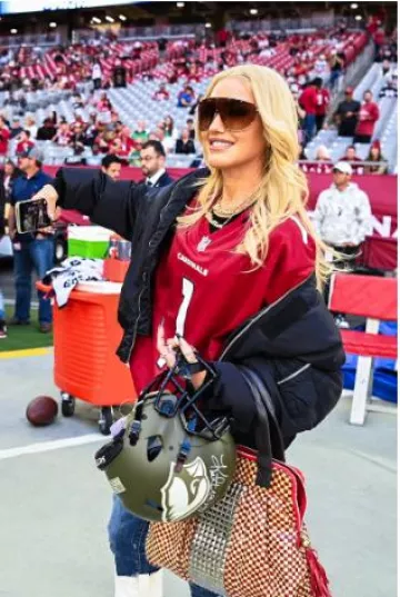 Lunettes de soleil Quay On Set portées par Gwen Stefani lors des Cardinals de l’Arizona Vs. Match des Jets de New York le 10 novembre 2024