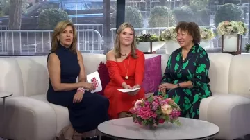 Vestido midi con estampado con cinturón Cos en verde usado por Nikki May como se vio en Today with Hoda & Jenna el 18 de noviembre de 2024