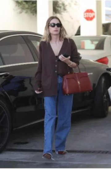 Gafas de sol Celine Cl40273U Cat-Eye Bold usadas por Ashley Benson en E Baldi en Beverly Hills el 7 de noviembre de 2024