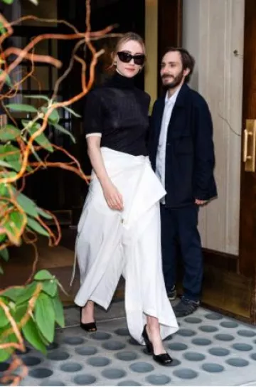 Zapatos de tacón de punta cuadrada de cuero de cedro Khaite usados por Saoirse Ronan en The Today Show el 7 de noviembre de 2024