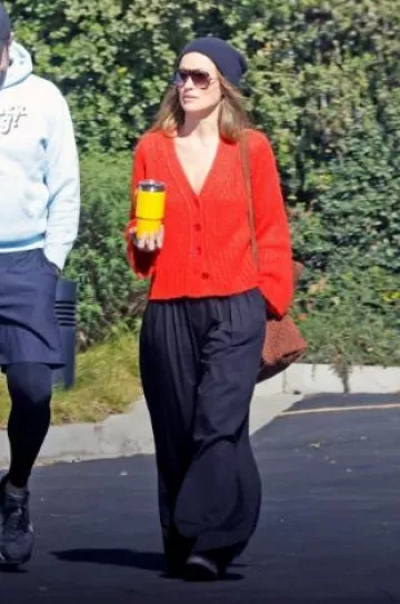 Bolso Dune London Deliberate Xl usado por Olivia Wilde con Jason Sudeikis el 7 de noviembre de 2024