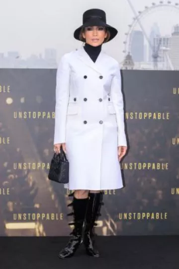 Bolso Dior Medium Lady Dior en piel de cordero cannage negra que lució Jennifer Lopez en el photocall de Unstoppable London el 7 de noviembre de 2024
