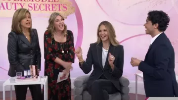 Chaqueta vaquera de sastrería de botonadura sencilla de Alexander McQueen usada por Elle Macpherson como se ve en Today with Hoda & Jenna el 19 de noviembre de 2024