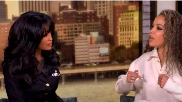 Vivienne Westwood Chaqueta de raya diplomática y falda alta y baja entrenada usada por Keke Palmer vista en The View el 19 de noviembre de 2024