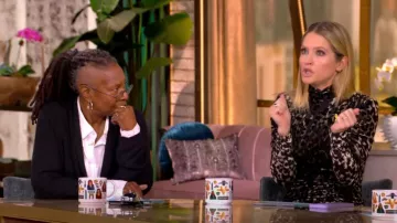 Ramy Brook Eveline Vestido midi de manga larga de terciopelo leopardo usado por Sara Haines visto en The View el 19 de noviembre de 2024