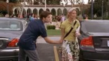 Les tenues de la série télévisée O.C. : Marissa Cooper (Mischa Barton) porte une jupe midi ornée de paillettes dans la saison 2, épisode 22
