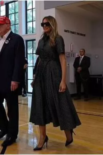 Gafas de sol Elizabeth y James Adler en negro usadas por Melania Trump en la votación en Florida el 5 de noviembre de 2024