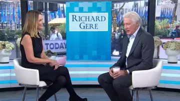 Vestido de lana hasta la rodilla de Prada usado por Savannah Guthrie como se ve en Today el 20 de noviembre de 2024