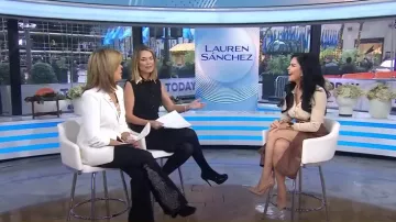 Falda midi de cuero con abertura delantera de Chloe en marrón arcilla usada por Lauren Sánchez como se ve en Today el 20 de noviembre de 2024