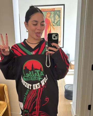 Camiseta de hockey Low End Theory usada por Vanessa Hudgens en su publicación de Instagram el 4 de noviembre de 2024