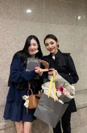 Hermes Mini Lindy 20 Bag worn by Tiffany Young on her Instagram Post on November 4, 2024