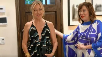 Ulla Johnson Adonis Vestido largo con espalda abierta estampada en zafiro marino usado por Sutton Stracke como se ve en The Real Housewives of Beverly Hills (S14E01)