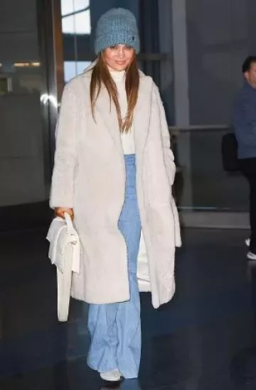 Haut à col montant ultraléger en cachemire modal intimissimi porté par Jennifer Lopez à l’aéroport JFK le 4 novembre 2024
