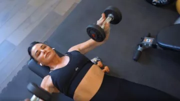Sujetador en capas Alo Yoga Airlift usado por Kyle Richards como se ve en The Real Housewives of Beverly Hills (S14E01)