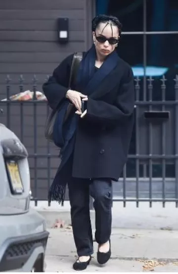 Saint Laurent Le 5 a 7 Bea Bag in Grained Leather worn by Zoe Kravitz in New York City on November 4, 2024