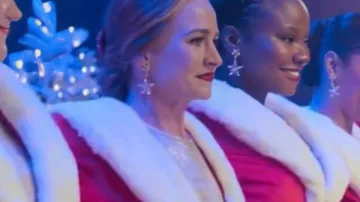 The Merry Gentlemen Outfits: Britt Robertson usa un disfraz de Navidad sexy para interpretar a Ashley en la película