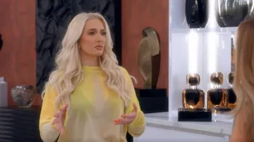 Acne Studios Tie Dye Logo Mesh Top en amarillo usado por Erika Jayne como se ve en The Real Housewives of Beverly Hills (T14E01)