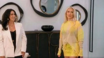 Minifalda de mezclilla Acne Studios usada por Erika Jayne como se ve en The Real Housewives of Beverly Hills (T14E01)