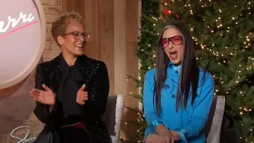 Chemisier en jersey à nœud en jersey Stacy London porté par Rachel Boesing comme on le voit dans Sherri le 14 novembre 2024