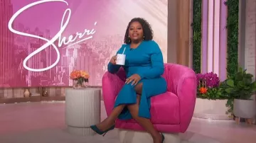 Isaac Mizrahi Drapey Sublime Stretch Ponte Midi Dress portée par Sherri Shepherd comme on le voit à Sherri le 14 novembre 2024