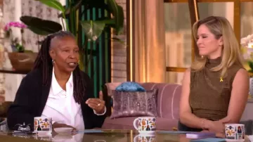 Top Veronica Beard Mylie usado por Sara Haines como se ve en The View el 20 de noviembre de 2024