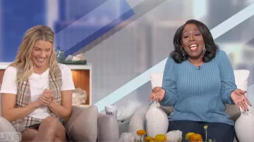 Minifalda cruzada Simkhai Payton a cuadros arena usada por Amanda Kloots como se vio en The Talk el 14 de noviembre de 2024
