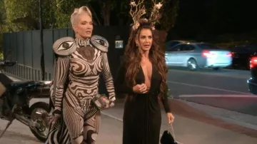 Alexandre Vauthier Vestido largo con cuello en V usado por Kyle Richards como se ve en The Real Housewives of Beverly Hills (S14E01)