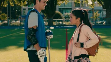 Tenues de tous les garçons que j’ai aimés avant : Lara Jean (Lana Condor) porte une robe à fleurs rose Talula