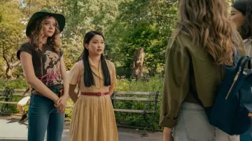 Looks para todos los chicos: Por siempre y para siempre: Lara Jean (Lana Condor) lleva un vestido amarillo