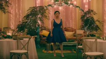 La garde-robe de To All the Boys : Always and Forever : Lara Jean (Lana Condor) porte une mini-robe bleue trapèze à col en V Mac Duggal