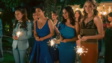 Tenues de To All the Boys : Always and Forever : Chris (Madeleine Arthur) porte le haut dos nu brodé noir et or Free People