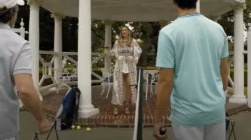 Zimmermann Quatre-vingt-seize robes boutonnées imprimées en filigrane portées par Ava Bartlett (Kaley Cuoco) comme on le voit dans Basé sur une histoire vraie (S02E01)