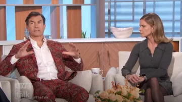 Chaqueta de traje de cachemira Brooks Brothers Slim Fit en mezcla de algodón usada por Jerry O'Connell como se vio en The Talk el 18 de noviembre de 2024
