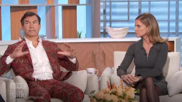 Vestido de Staud Platt usado por Natalie Morales como se vio en The Talk el 18 de noviembre de 2024
