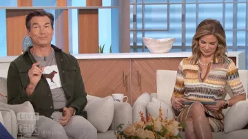 Camiseta del Departamento de Investigación del Sueño Val Surf usada por Jerry O'Connell como se ve en The Talk el 19 de noviembre de 2024