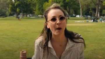 Lunettes de soleil Matsuda M1026 portées par Ava Bartlett (Kaley Cuoco) comme on le voit dans Basé sur une histoire vraie (S02E02)
