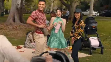 Staud Mini Marlowe Robe Rayures d’algues portées par Ruby Gale (Priscilla Quintana) comme on le voit dans Basé sur une histoire vraie (S02E02)