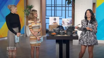 Maeve à Anthropologie Mini-robe transparente à col à manches longues portée par Chi-Lan Lieu comme on le voit dans The Talk le 19 novembre 2024