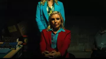 Diane von Furstenberg Chemise en soie à imprimé floral en Farren Marine/Bleu portée par Ava Bartlett (Kaley Cuoco) comme on le voit dans Basé sur une histoire vraie (S02E03)