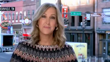 Minivestido con estampado de ondas de Missoni usado por Lara Spencer visto en Good Morning America el 21 de noviembre de 2024