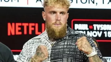 Jack Paul viste camiseta de Prada en la conferencia de prensa de Jake Paul vs. Mike Tyson en FanaticsFest en vivo el domingo 18 de agosto de 2024