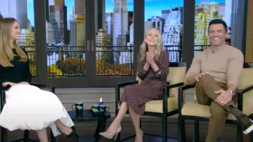Robe Céline Low Lavallière portée par Kelly Ripa comme on le voit en LIVE avec Kelly et Mark le 19 novembre 2024
