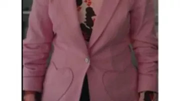 Atuendos de la serie de televisión Elsbeth: Elsbeth Tascioni (Carrie Preston) usa un blazer con bolsillo de corazón rosa en el episodio 5 de la temporada 2