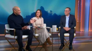 Sandro Maelys Robe longue en maille torsadée beige portée par Eva Pilgrim comme on le voit dans Good Morning America le 22 novembre 2024