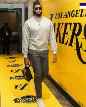 Jordan 2 Retro Low x Shelflife Mandarin Orange portée par Anthony Davis sur le compte Instagram @nbafashionfits