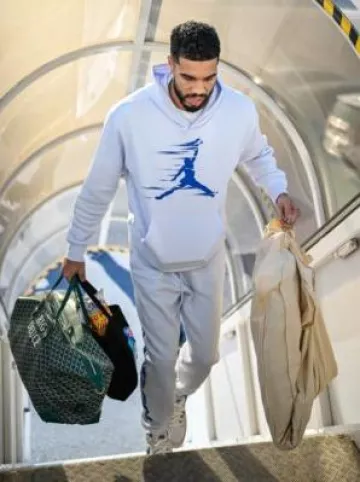 Pantalones de chándal Jordan Football Grey Side Logo MVP usados por Jayson Tatum en la cuenta de Instagram @nbafashionfits