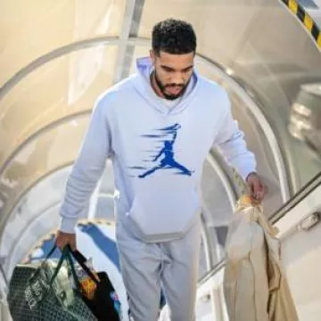 Sudadera con capucha Jordan Football Grey Brushed Jumpman MVP usada por Jayson Tatum en la cuenta de Instagram @nbafashionfits