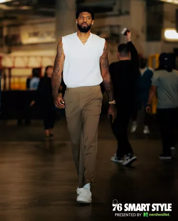 Baskets Amiri White Stars Sunset portées par Paul George sur le compte Instagram @sixers