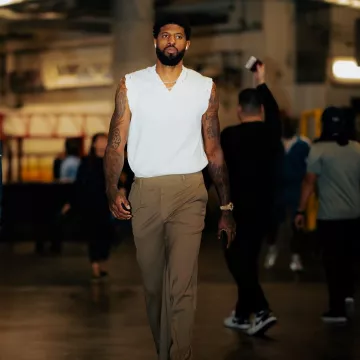 Gilet pull en détresse Marni White porté par Paul George sur le compte Instagram @sixers