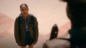 Falda corta de sarga de H&M usada por Bela Malhotra (Amrit Kaur) como se ve en The Sex Lives of College Girls (T03E01)